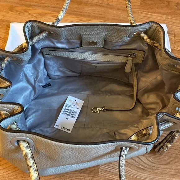 Michael Kors handbag ✨ includes FREE MK wristlet - Picture 4 of 12